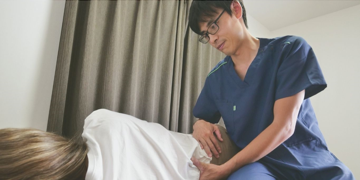 理学療法士の整体を受ける女性