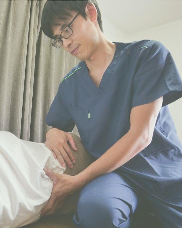 理学療法士の整体を受ける女性