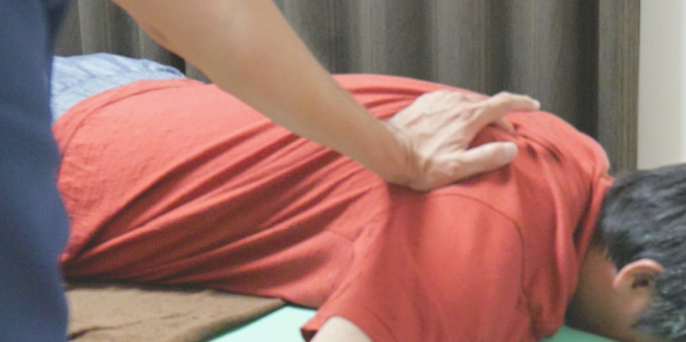 理学療法士の整体を受ける男性