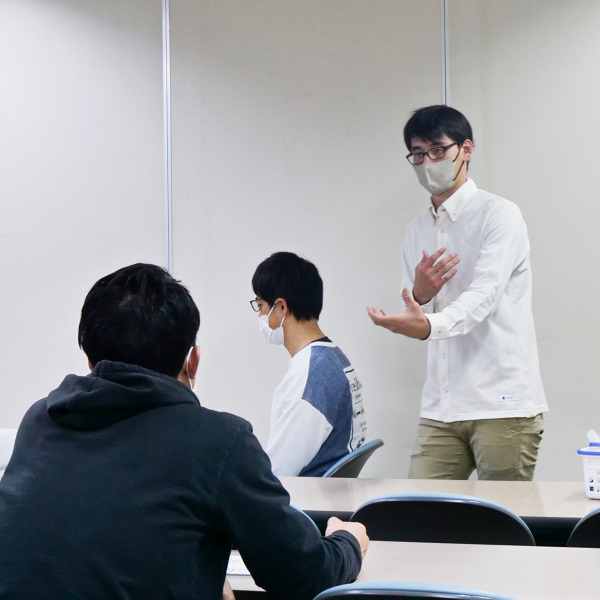 講習会で手技を伝達する豊中整体Refreshの甲村勇希