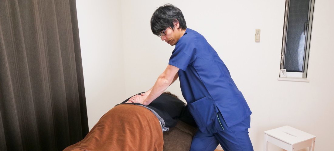 腰痛の施術を受ける女性｜豊中市・服部天神の整体Refresh